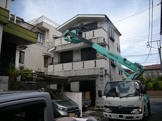 高所作業車で高圧洗浄